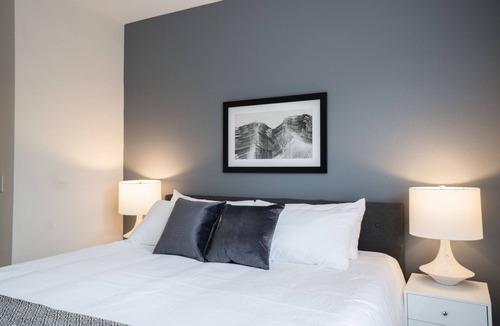 Durham Apartment | Modern Apartment in Prime Location (ID7304)
