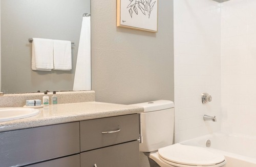 Edmond Apartment | Modern Apartment in Prime Location (ID8733X1)