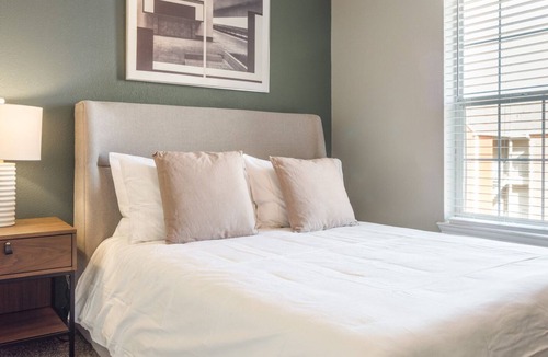 Edmond Apartment | Modern Apartment in Prime Location (ID8733X1)