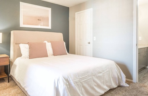 Edmond Apartment | Modern Apartment in Prime Location (ID8733X1)