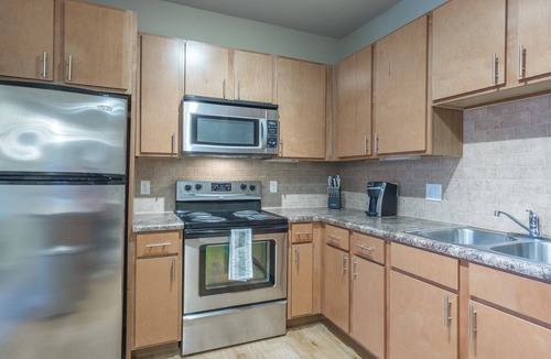 Bixby Apartment | Modern Apartment in Prime Location (ID3987)
