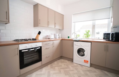 Linthouse Apartment | Modern Apartment in South-West Glasgow