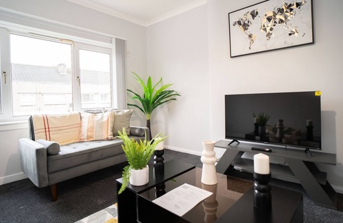 Linthouse Apartment | Modern Apartment in South-West Glasgow