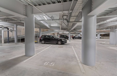 Newton Apartment | Modern Apartment in the Heart of the City with Free Parking