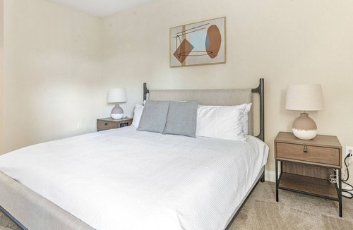 Greensboro Apartment | Modern Apartment in Prime Location (ID1285X345)