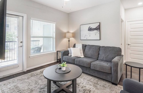 Stone Oak Apartment | Modern Apartment in Prime Location (ID7293)