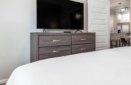 Stone Oak Apartment | Modern Apartment in Prime Location (ID7293)