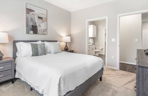 Stone Oak Apartment | Modern Apartment in Prime Location (ID7293)
