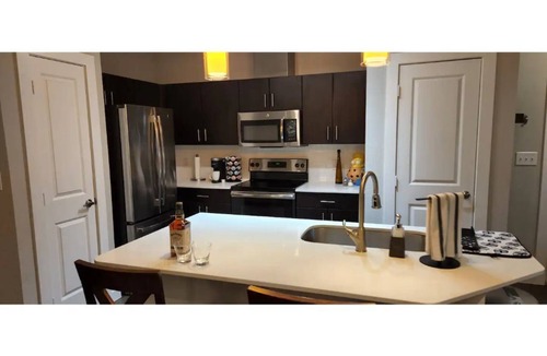 Los Indios Apartment | Modern Apartment N. Austin w/adjustable bed! :D