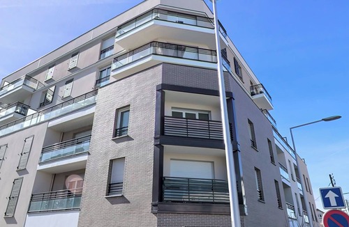 Plateau — Pyramide Apartment | Modern Apartment Near Paris & Orly Pvt Parking