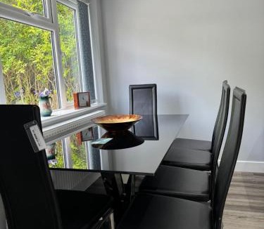 Quinton Apartment | Modern Apartment Near Birmingham