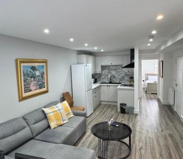 Quinton Apartment | Modern Apartment Near Birmingham