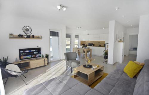 Valica Apartment | Modern apartment near Kanegra Beach