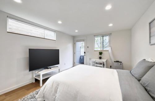 Columbia City Apartment | Modern apartment near light rail