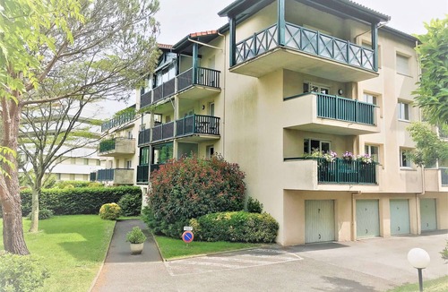 Anglet Apartment | Modern Apartment Near Shops, 5 mins from Bayonne, 10 mins from Anglet Beaches