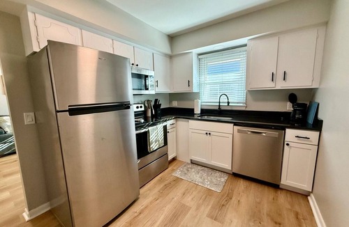 Joslyn Castle Apartment | Modern Apartment Near UNMC | Free Parking & Smart TV
