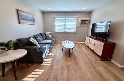 Joslyn Castle Apartment | Modern Apartment Near UNMC | Free Parking & Smart TV