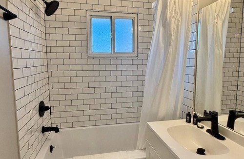 Joslyn Castle Apartment | Modern Apartment Near UNMC | Free Parking & Smart TV