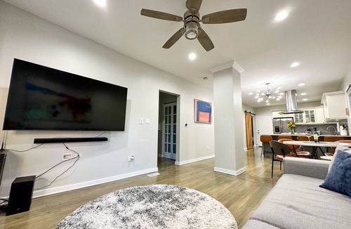 Andersonville Apartment | Modern Apartment on Quiet Street in Andersonville