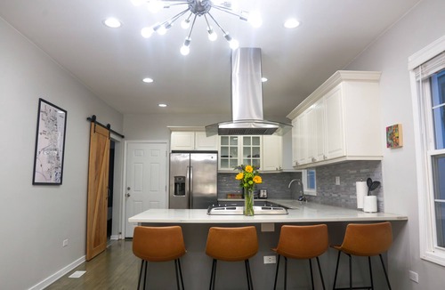Andersonville Apartment | Modern Apartment on Quiet Street in Andersonville