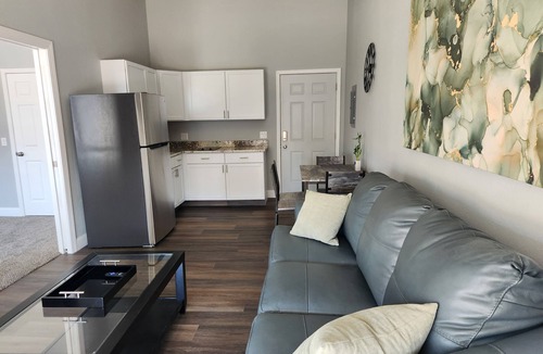 Iola Apartment | Modern Apartment on the Square