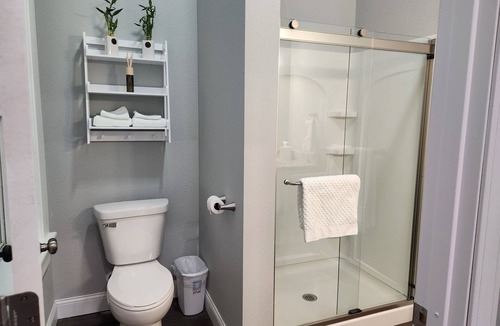 Iola Apartment | Modern Apartment on the Square