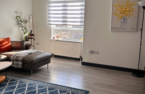 Glasgow Apartment | Modern Apartment-sleeps6-parking-seft Check in