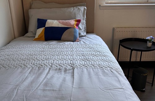 Glasgow Apartment | Modern Apartment-sleeps6-parking-seft Check in