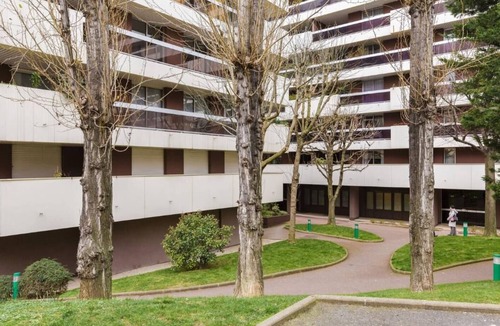 Passerelle Apartment | Modern apartment & South-facing terrace overlooking garden, large living room & open-plan kitchen