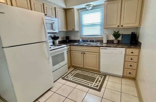 Joslyn Castle Apartment | Modern Apartment Steps from UNMC & Dining