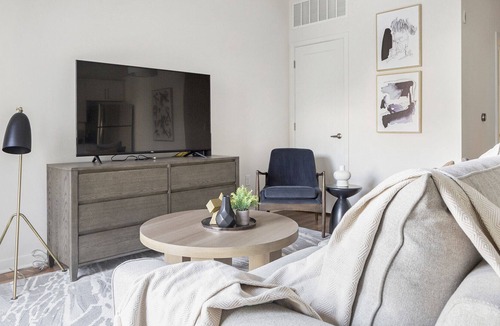 Overland Park Apartment | Modern Apartment in Prime Location (ID9066X07)