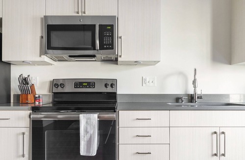 Overland Park Apartment | Modern Apartment in Prime Location (ID9066X07)