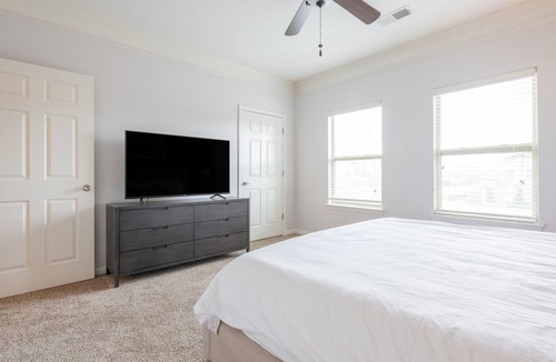 Overland Park Apartment | Modern Apartment in Prime Location (ID5223X32)