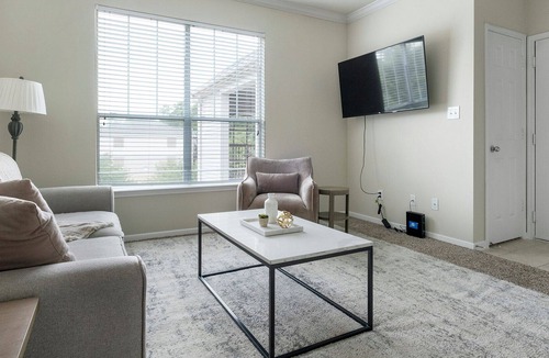 Alden Bridge Apartment | Modern Apartment in Prime Location (ID9673X00)