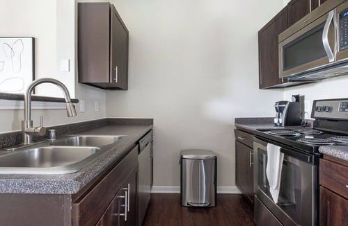 Alden Bridge Apartment | Modern Apartment in Prime Location (ID9673X00)