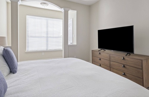 Alden Bridge Apartment | Modern Apartment in Prime Location (ID4771X00)