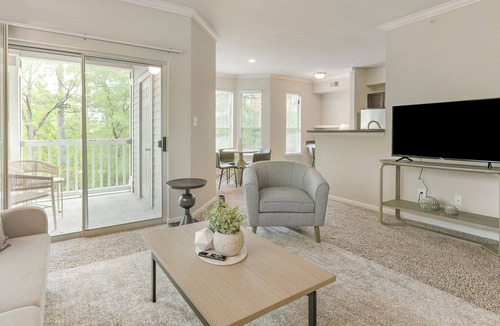 Alden Bridge Apartment | Modern Apartment in Prime Location (ID4543X82)