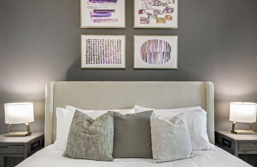 Alden Bridge Apartment | Modern Apartment in Prime Location (ID4543X82)