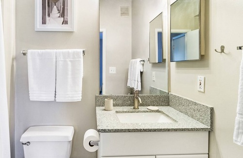 Crestline Heights Apartment | Modern Apartment in Prime Location (ID8796X21)
