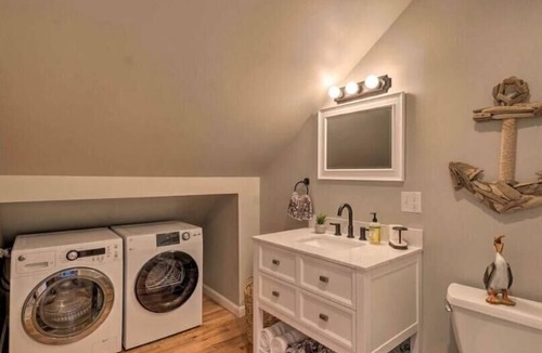 Brewer Apartment | Modern Apartment w/BBQ grill