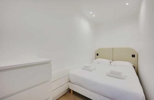 Aubervilliers Apartment | Modern apartment with terrace