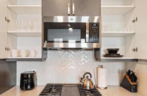 Grogan's Mill Apartment | Modern apartment with pool, gym, & patio pet-friendly