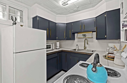 Audubon Apartment | Modern Apartment with Parking & Prime Location