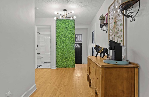 Audubon Apartment | Modern Apartment with Parking & Prime Location