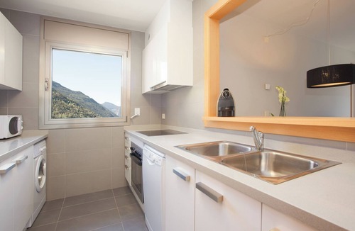 Ransol Apartment | Modern apartment with balcony STJ14