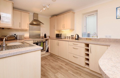 Looe House | Modern apartment with balcony, river views, wifi and parking.