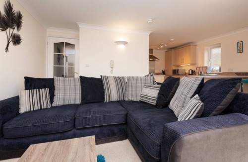 Looe House | Modern apartment with balcony, river views, wifi and parking.