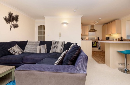 Looe House | Modern apartment with balcony, river views, wifi and parking.