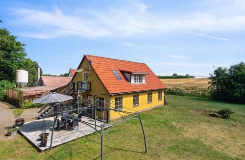 Klemensker Apartment | Modern Apartment With Cozy Vibes