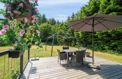 Klemensker Apartment | Modern Apartment With Cozy Vibes